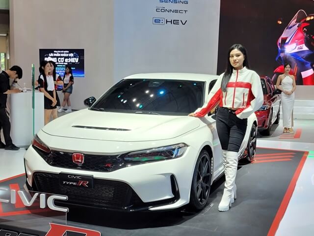 nguoi-dep-ben-honda-civic-type-r-tai-vms-2024